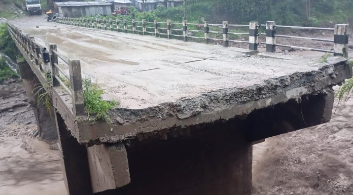 इन्द्रावती बाढीले पुलमा क्षति, यातायात अवरुद्ध