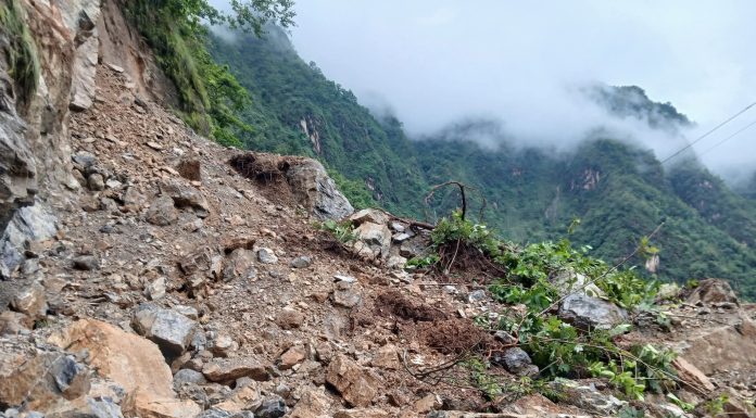 कालीगण्डकी करिडोरमा पहिरो : सडक अवरुद्ध