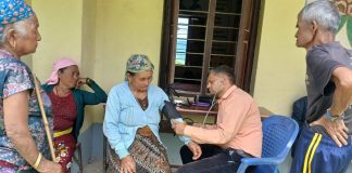 दैनिक सेवा प्रवाहसँगै नागरिकको स्वास्थ्य जाँच गर्दै वडा अध्यक्ष